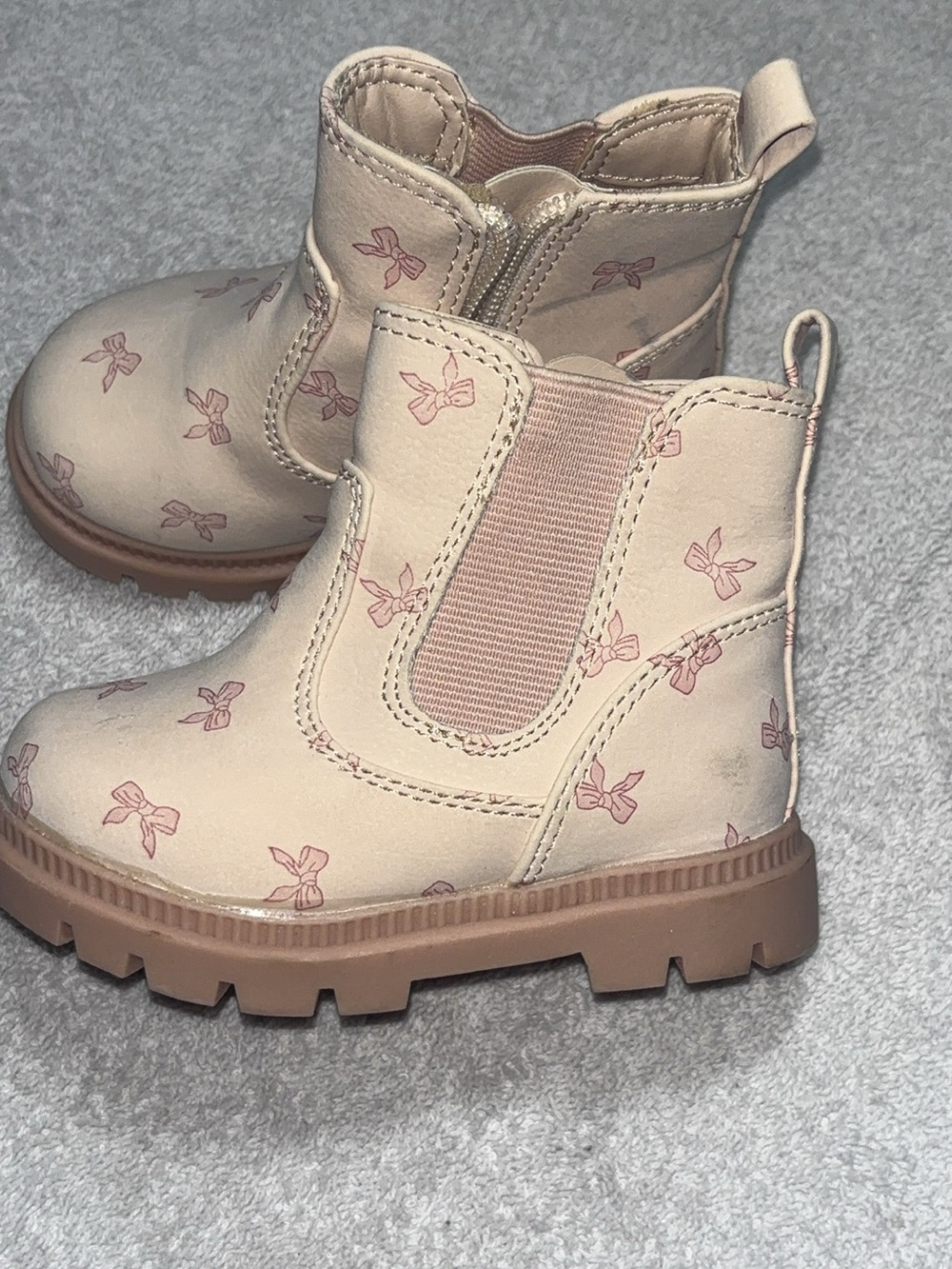 small wonders Cream Chelsea Boots with Pink Bow Print